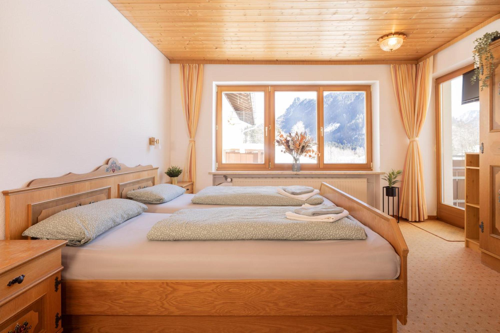 Zum Hüttenklaus - 12 Personen Gruppenunterkunft In Den Bergen Mit Eigenem Badezuber Ferienhaus