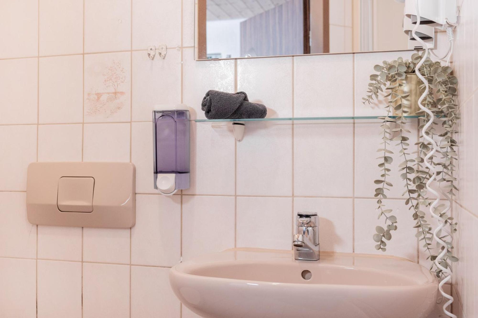 Zum Hüttenklaus - 12 Personen Gruppenunterkunft In Den Bergen Mit Eigenem Badezuber Ferienhaus